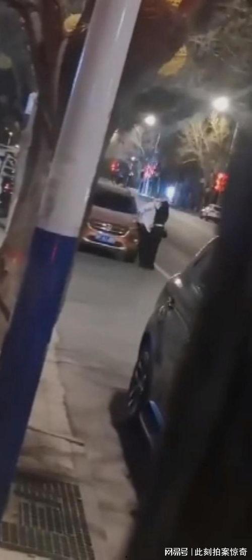 男女当众亲密吃瓜,揭秘男女吃瓜背后的情感纠葛