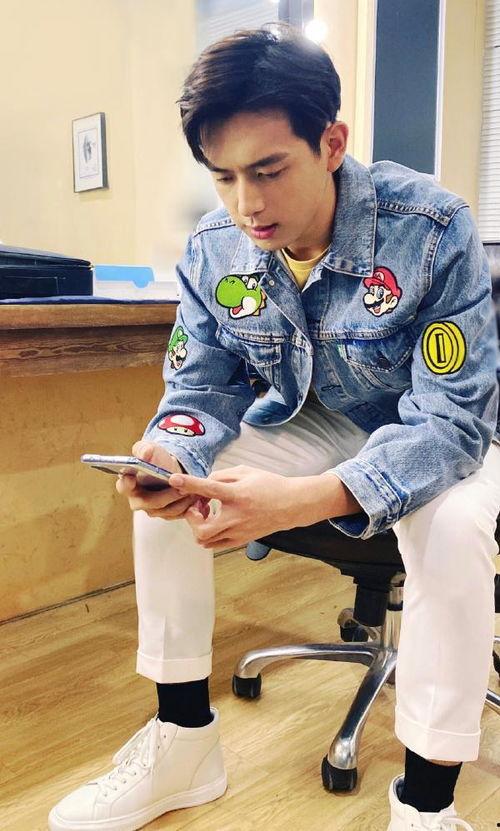 李现卡地亚代言吃瓜,演绎时尚与美食的跨界盛宴