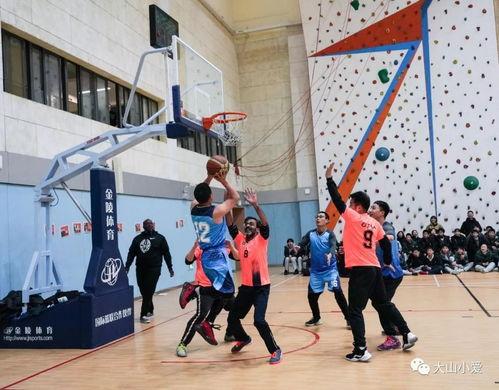 打篮球女孩吃瓜