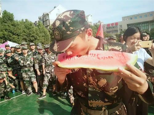 军训 吃瓜,吃瓜群众围观那些搞笑瞬间